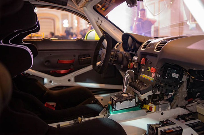 Là một mẫu siêu xe đua thuần khiết nên không gian nội thất bên trong Porsche Cayman GT4 ClubSport đã được hãng siêu xe Đức tối giản hoàn toàn và tăng cường các tính năng an toàn, ổn định hỗ trợ cho việc điều khiển xe ở tốc độ cao. Điển hình nhất như vô-lăng ba chấu thể thao.