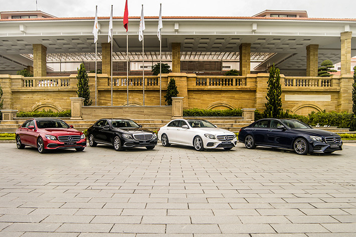 Mới đây, Mercedes-Benz Việt Nam vừa chính thức giới thiệu tới công chúng trong nước phiên bản E 300 AMG 2019. So với thế hệ trước, Mercedes-Benz E300 AMG 2019 sở hữu những nâng cấp đáng giá từ ngoại thất cho đến sức mạnh động cơ, xe sẽ có mặt tại hệ thống đại lý ủy quyền chính hãng của MBV trên toàn quốc từ ngày 15/09 tới đây.