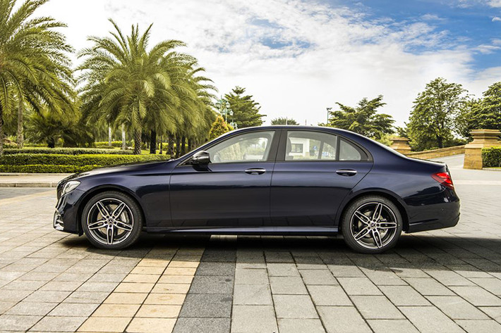 Đậm chất thể thao với gói ngoại thất Night Package: E 300 AMG sẽ kế nhiệm E 350 AMG để trở thành phiên bản cao cấp nhất của E-Class tại Việt Nam. So với E 300 AMG trước đây, khách hàng dễ dàng phân biệt thông qua các chi tiết đen bóng từ gói Night Package như viền cửa, kính chiếu hậu, cản trước, hốc hút gió.