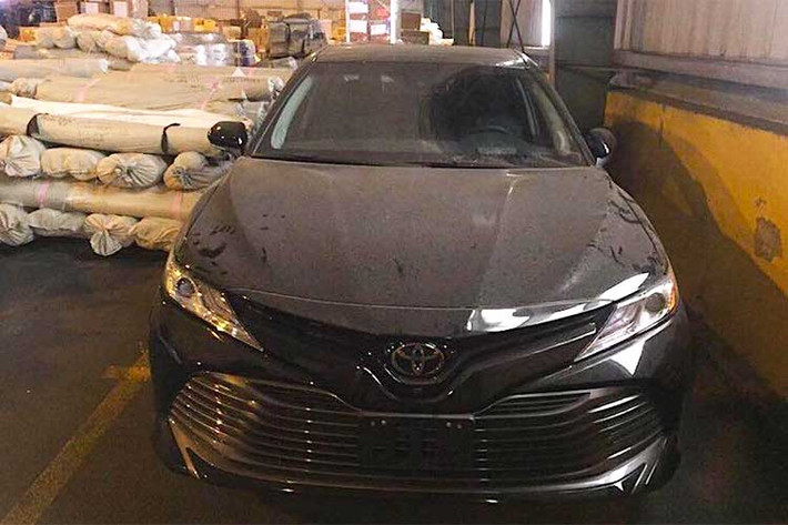 Những hình ảnh này được đăng tải trên trang cá nhân của một nhân viên kinh doanh xe nhập khẩu cho biết đây là chiếc xe Toyota Camry 2018 mới được đưa về Việt Nam thuộc phiên bản XLE được sản xuất dành cho thị trường Bắc Mỹ. Xe sử dụng nền tảng khung gầm toàn cầu mới TNGA (Toyota New Global Architecture).