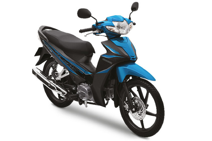 Trên phiên bản Blade 110 mới này, hãng xe Honda sẽ bổ sung thêm màu đen xanh mới cùng tem xe được thiết kế lại giống như trên dòng xe số cao cấp hơn là Wave RSX 110 mới ra mắt thị trường thời gian vừa qua.