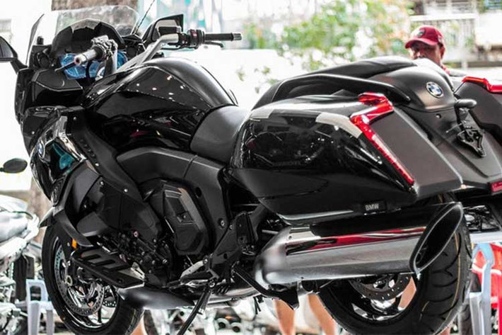 Theo chia sẻ từ đơn vị nhập khẩu chiếc xe này, đây không phải là xe bản thường, mà nó là một chiếc K1600B bản “full” với nhiều đồ chơi đi kèm cũng như các công nghệ điện tử can thiệp. Đây là mẫu xe thực sự đã đưa khái niệm môtô đường trường hạng sang (Cruiser) lên một tầm cao mới về cả dáng vẻ lẫn khả năng vận hành.