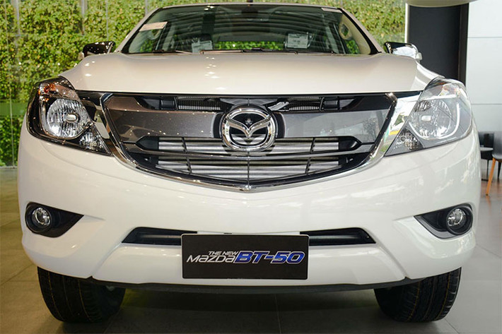 Thiết kế đầu xe của mẫu xe Mazda BT-50 bản nâng cấp cho năm 2018 không có vẻ hầm hố như những đối thủ khác, xe có cái nhìn khá hiền lành với nhiều chi tiết mạ crom. Tất cả các phiên bản của Mazda BT-50 đều sử dụng bóng halogen với chức năng bật tắt tự động ở 2 bản cao cấp.