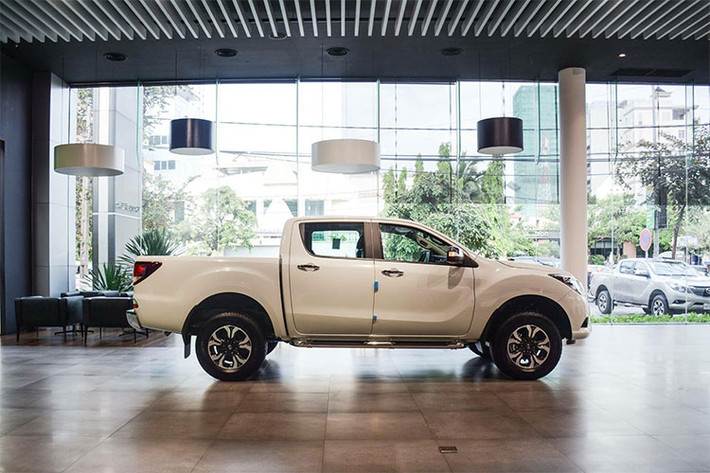 So với thế hệ trước đang bán ra thì xe Mazda BT-50 phiên bản 2018 vừa về Việt Nam đã có sự thay đổi về kích thước tổng thể. Chiều dài của xe vào khoảng 5,3m, chiều rộng là 1,855m và chiều cao là 1,815m. Phiên bản mới này cũng dài hơn, rộng hơn và giảm chiều cao so vỡi trước.