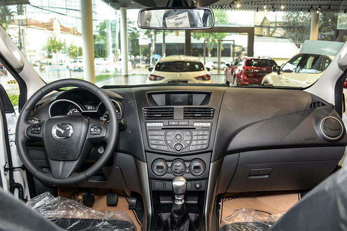 Bên trong nội thất, Mazda BT-50 2018 sở hữu nhiều tính năng: Hệ thống âm thanh 6 loa CD, USB nghe nhạc, bluetooth, chế độ rảnh tay, gài cầu điện, khóa vi sai cầu sau và đặc biệt tính năng an toàn bản 3.2 được trang bị tới 6 túi khí. Ngoài tính năng trên, sản phẩm lần này còn có thêm lựa chọn phiên bản cao cấp với những tính năng hiện đại.