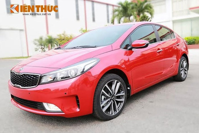 Mẫu xe Kia Cerato mới bất ngờ vươn lên vị trị thứ 2 với doanh số kỷ lục trong tháng 1/2018 lên tới 1.183 xe, gấp 2,5 lần so với cùng kỳ năm 2017. Xe có lợi thế về tiết kiệm nhiên liệu, công nghệ tiện nghi, an toàn vượt trội, giá bán tốt nhất trong phân khúc xe hạng C và có chế độ bảo hành 3 năm không giới hạn số km.