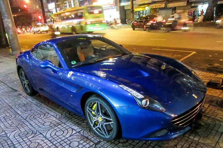 "Siêu ngựa" Ferrari California T đầu tiên được nhập khẩu về Việt Nam lần đầu tiên xuất hiện trên phố. Đây là phiên bản 2015, mang những công nghệ mới nhất của Ferrari.