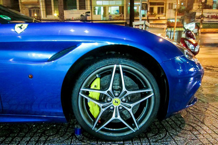 Vành xe được thiết kế hình ngôi sao khá lạ mắt, bên trong là kẹp phanh Ferrari màu vàng cùng đĩa phanh sử dụng chất liệu gốm-carbon dành cho xe đua.