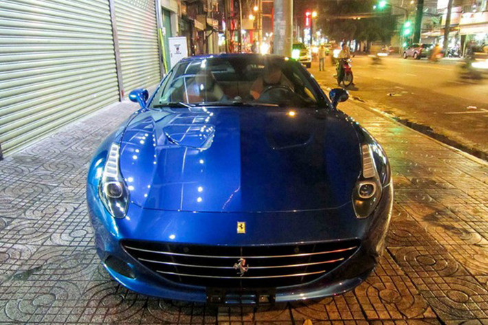 Nước sơn xanh lục khá lạ, bởi tại Việt Nam có nhiều Ferrari nhưng phổ biến nhất vẫn là màu đỏ. Đây là dòng xe sử dụng động cơ tăng áp V8, dung tích 3.9 lít, công suất 552 mã lực tại 7.500 vòng/phút cùng 755 Nm mô-men xoắn tại 4.750 vòng/phút.