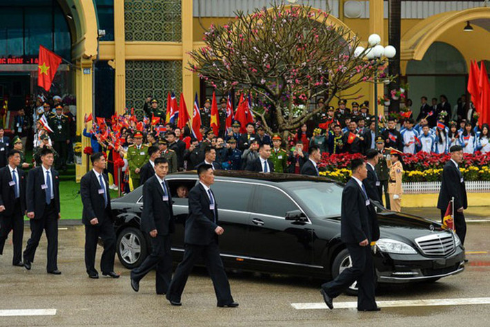 Sáng nay 26/2, đoàn tàu bọc thép chở Chủ tịch Triều Tiên Kim Jong Un đã vào ga Đồng Đăng (Lạng Sơn). Ngay sau đó, ông này đã lập tức lên chiếc xe bọc thép Mercedes-Benz S600 Pullman Guard để di chuyển về thủ đô Hà Nội chuẩn bị cho thượng đỉnh Mỹ - Triều.