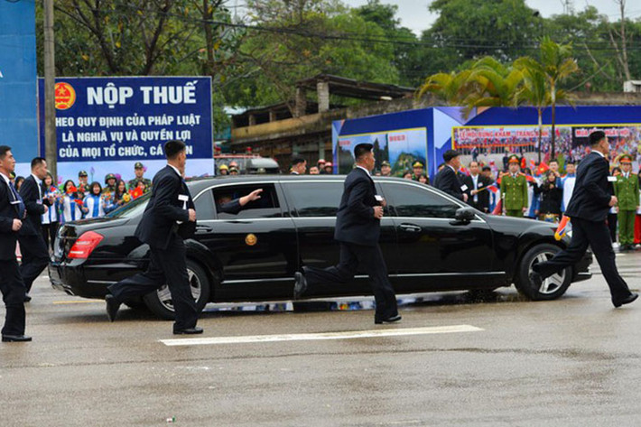Theo thông số kỹ thuật của mẫu siêu xe sang chống đạn này thì cửa sổ xe cũng được Mercedes-Benz chế tạo riêng bằng loại kính chống đạn đặc biệt - khác hoàn toàn những mẫu xe thương mại khác. Ngoài ra cửa sổ của nó còn được phủ polycarbonate ở mặt trong để chống bị vỡ vụn ngay cả khi bị bắn bằng súng AK ở tầm gần.