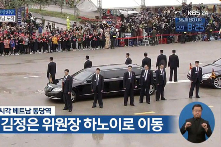 Chiếc xe hộ tống Chủ tịch Kim Jong Un từ Lạng Sơn về Hà Nội là chiếc xe bọc thép Mercedes-Benz S600 Pullman Guard cùng với đó là hình ảnh 12 vệ sĩ chạy bộ quanh chiếc xe quen thuộc. Cùng đi trong đoàn xe hộ tống ông Kim Jong Un còn có chiếc Mercedes-Maybach 62S.