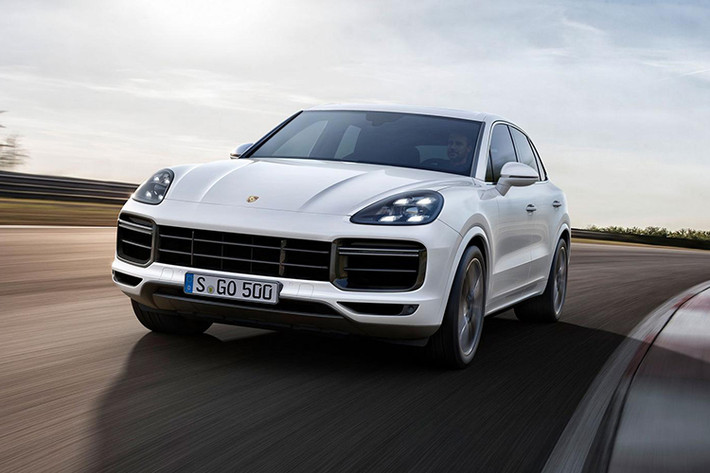 Porsche Cayenne Turbo 2019 có giá bán từ 125.850 USD. Ở phiên bản mạnh mẽ nhất, Porsche Cayenne Turbo được trang bị động cơ V8 tăng áp kép với dung tích 4.0L cho công suất 541 mã lực, mô-men xoắn 770. Hộp số tự động 8 cấp cùng hệ dẫn động 4 bánh. Thời gian tăng tốc từ 0-96 km/h trong 3,7 giây, tốc độ tối đa 285 km/h.