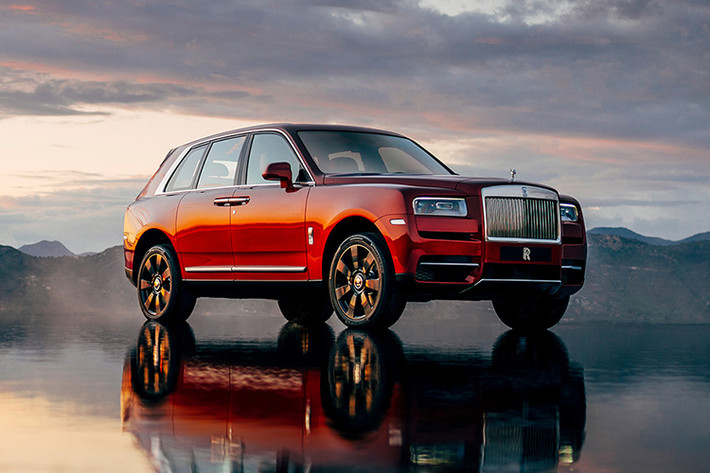 Đứng đầu bảng top xe SUV đắt nhất thế giới hiện nay là mẫu Rolls-Royce Cullinan với giá 325.000 USD. Ngoài vẻ ngoài sang trọng, lôi cuốn mẫu xe này còn được trang bị động cơ V12 tăng áp kép với dung tích 6.7L. Động cơ này sản sinh công suất tối đa 563 mã lực, mô-men xoắn cực đại 850 Nm. Hộp số tự động 8 cấp.