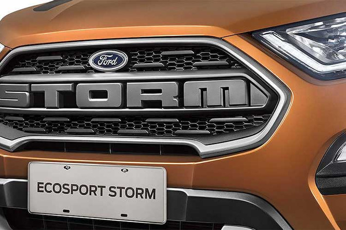 So với phiên bản thường, EcoSport Storm có ngoại hình nổi bật và ngầu hơn hẳn. Ngoài thay đổi rõ rệt nhất là màu sơn nâu Brown Trancoso đặc biệt, chiếc xe còn có ngoại thất với nhiều điểm nhấn độc đáo: lưới tản nhiệt có dòng chữ Storm được thiết kế của dòng bán tải F150 Raptor.