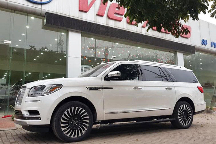 Giá xe Lincoln Navigator L Black Label 2019 hiện vẫn chưa được tiết lộ, nhưng theo giá của bản 2018 thì Navigator L Black Label nhập khẩu tư nhân có vẻ đắt đỏ ngang với Lexus 570 - giá từ 8 đến 10 tỷ đồng. Đối thủ chính của xe là những cái tên sừng sỏ như Lexus LX570 Super Sport, Cadillac Escalade hay Infiniti QX80...