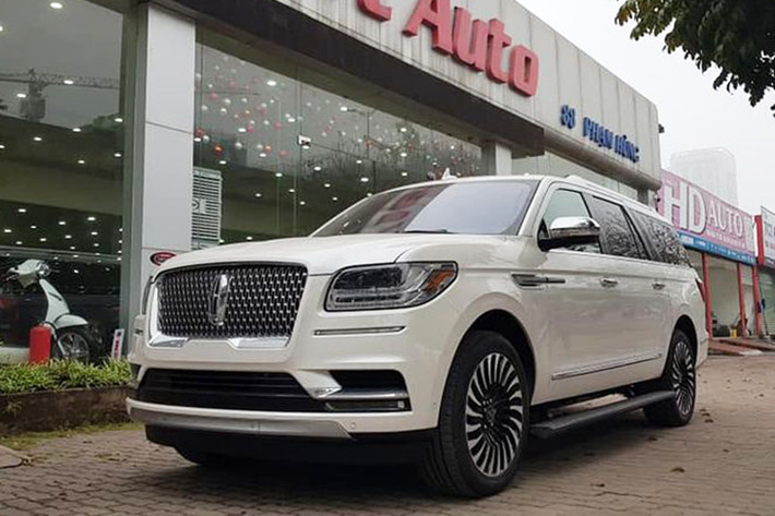 Mẫu xe SUV hạng sang Lincoln Navigator mới đã có không dưới 6 chiếc được đưa về thị trường Việt Nam với các màu sắc như trắng, đen, tím vỏ nho hay màu xám và trắng. Mới đây, lại thêm 1 chiếc xe Lincoln Navigator L Black Label phiên bản năm 2019 màu trắng đã được một công ty nhập khẩu tư nhân tại Hà Nội đưa về.