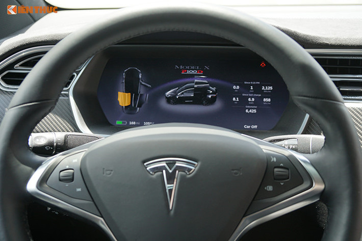 Ngoài sức mạnh ấn tượng, mẫu xe ôtô điện cao cấp Tesla Model X phiên bản P100D này còn có một trang bị thú vị không kém chính là cửa cánh chim ở 2 hàng ghế sau. Chưa hết, hãng Tesla còn mang đến một tính năng ấn tượng khác cho chiếc SUV điện này mang tên gọi là Xmas .