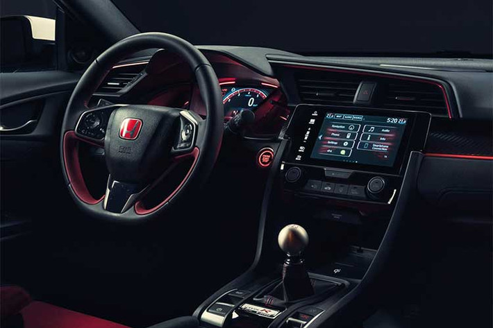 Trang bị tiện nghi của Civic Type R 2017 với hệ thống thông tin giải trí đi kèm màn hình 7 inch, hỗ trợ ứng dụng Apple CarPlay và Android Auto, định vị vệ tinh, ra lệnh bằng giọng nói, dàn âm thanh 540 W cùng ghế thể thao. Các tính năng an toàn hiện đại như cân bằng điện tử, kiểm soát lực bán, phân bổ lực phanh điện tử, trợ lực phanh và giám sát áp suất lốp.