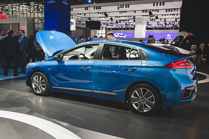 Phiên bản Hyundai Ioniq SEL cao cấp hơn sẽ có giá 24.785 USD (khoảng 563 triệu đồng). Phiên bản Ioniq Limited sẽ có giá 28.335 USD, khoảng 644 triệu đồng. Với phiên bản Ioniq 2017 hoàn toàn chạy điện, người mua sẽ phải bỏ ra 30.035 USD (khoảng 683 triệu đồng).