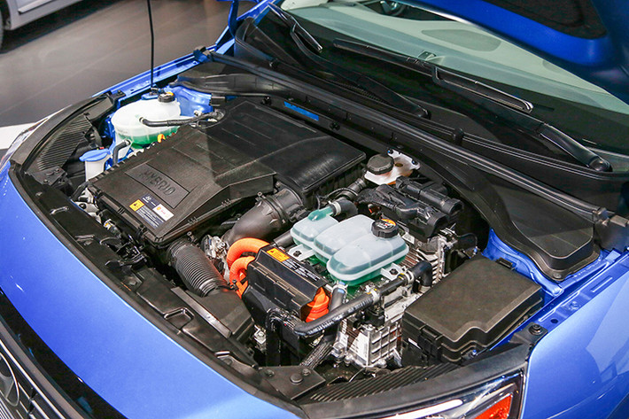 Cuối cùng là Ioniq Electric được trang bị pin lithium-ion-plymer 28 kWh cung cấp năng lượng cho động cơ điện 120 mã lực và mô men xoắn 215. Xe có phạm vi hoạt động 176 km với mức độ tiêu thụ điện tương đương 2,3 lít/100 km (125 mpg).