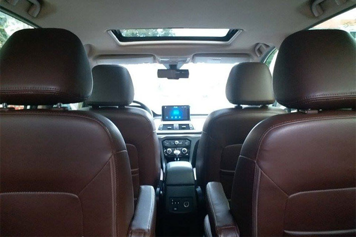 Về khả năng vận hành, BAIC F5 chỉ được trang bị khối động cơ tăng áp 1,3 lít kết hợp với hộp số sàn 6 cấp (thấp hơn nhiều so với Toyota Innova). Các tính năng an toàn trên BAIC F5 như camera hành trình, camera cảm biến theo góc lái, camera lùi, cảm biến trước/sau. Phanh ABS, EBD, hệ thống kiểm soát độ bám đường TSC.