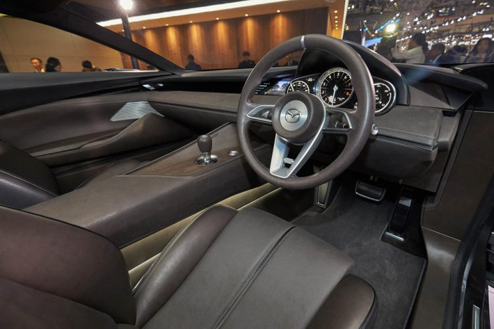 Về thiết kế, mẫu Mazda Vision Coupe concept gây chú ý bởi phần mui xe hoàn toàn bằng kính đang là trào lưu trên các xe hạng sang như Tesla Model X hay Rolls-Royce Sweptail. Ngoài ra, các tay nắm cửa chìm và các chi tiết trang trí bằng kim loại cho tính thẩm mỹ cao.
