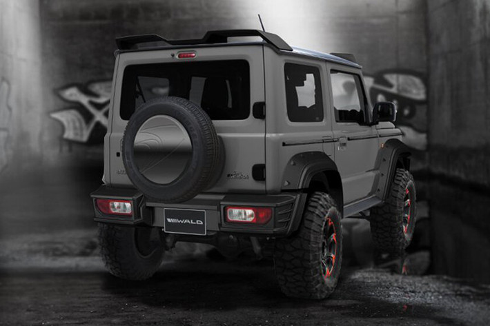 Mới đây, hãng Wald International của Nhật Bản lại tiếp tục tung ra Suzuki Jimny 2019 phiên bản độ mới mang tên Black Bison Edition. Tương tự 2 "đồng hương" Liberty Walk và DAMD, hãng độ Wald International cũng muốn biến Suzuki Jimny 2019 thành mẫu SUV hầm hố hơn.