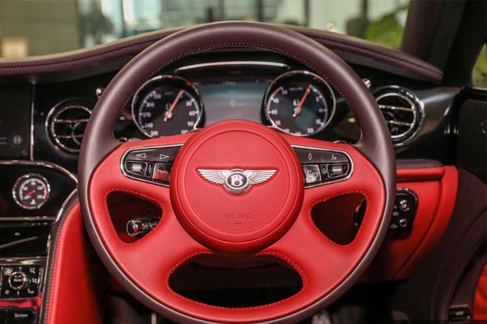 Xe được trang bị gói giải trí lên đến 27.000 USD bao gồm Bentley Theatre. Đây là hệ thống âm thanh Naim tuyệt vời, hơn cả hệ thống âm thanh trên chiếc Bentayga có công suất 2.200W với bộ xử lý tín hiệu số, 20 loa hiệu suất cao. Các kỹ sư của Bentley Electrical Engineering đã mất 400 giờ làm việc để tinh chỉnh hệ thống âm thanh này.