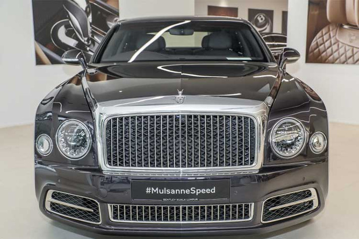 Theo hãng siêu xe sang Bentley cho biết, khối động cơ V8 đã được phát triển hoàn thiện cùng các công nghệ tiên tiến như ngắt xy-lanh khi không cần thiết. Mỗi động cơ được lắp ráp thủ công bởi một người thợ. Xe trang bị hộp số tự động 8 cấp ZF (được hiệu chỉnh để sang số nhanh hơn), hệ thống dẫn động cầu sau, ống xả và hệ thống treo thể thao.