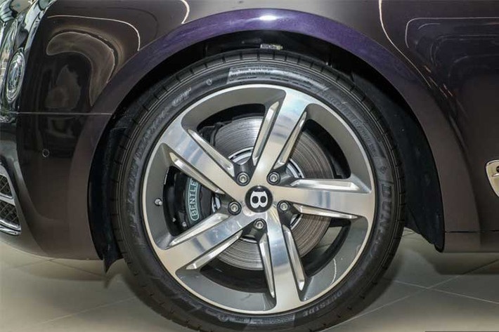 Hai bên sườn của chiếc xe siêu sang Bentley Mulsanne Speed nổi bật với nẹp kim loại sáng bóng bao quanh. Đi kèm là bộ la-zăng hợp kim 5 chấu có kích thước lên tới 21 inch thiết kế xoắn theo 2 chiều khác nhau.