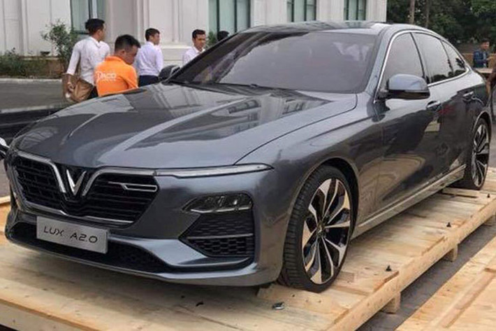 Chiếc xe sedan VinFast Lux A2.0 được đưa về Việt Nam lần này chính là mẫu xe được trưng bày tại triển lãm Paris Motor Show 2018 hồi tháng 10 vừa qua. Ngoài mẫu sedan Lux A2.0, mẫu SUV Lux SA2.0 cũng được đưa về Việt Nam sau khi triển lãm kết thúc nhưng chưa lộ diện.