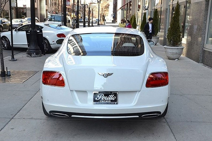 Mẫu xe siêu sang Bentley Continental GT Speed Coupe 2013 có thể tăng tốc từ 0 đến 100 km/h trong 4 giây. Nội thất của Bentley Continental GT Speed Coupe 2013 phô diễn sự xa hoa lộng lẫy nhờ vật liệu da và gỗ cao cấp, được chế tác tinh xảo.