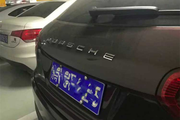 Giá bán của chiếc xe Zotye nhái Porsche là khoảng 150.000 nhân dân tệ (khoảng 23.500 USD, hơn 500 triệu đồng), tức chỉ bằng khoảng 1/10 giá niêm yết của một chiếc Cayenne xịn tại Trung Quốc. Ngoại hình hai chiếc xe đều có những nét tương đồng.