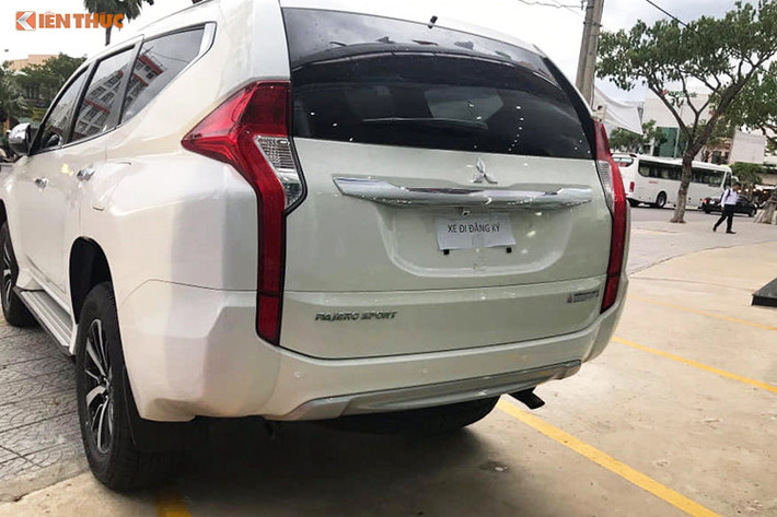 Theo thông số kỹ thuật, bản số sàn máy dầu mới của Mitsubishi Pajero Sport sẽ được trang bị động cơ diesel MIVEC 2.4L, kết hợp với hộp số sàn 6 cấp và hệ dẫn động cầu sau, cho công suất tối đa 181 mã lực tại tua máy 3.500 vòng/phút cùng mô-men xoắn cực đại 430 Nm tại tua máy 2.500 vòng/phút.