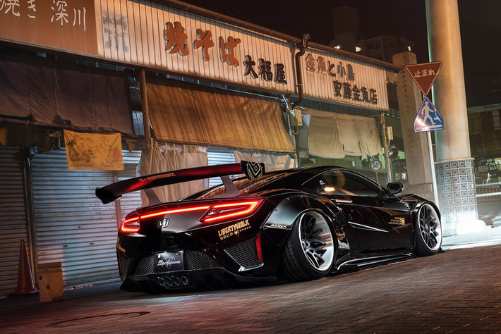 Honda NSX độ body-kit Liberty Walk, không gian bên trong xe rộng rãi, vẻ ngoài hầm hố, dữ dằn. Không những thế, tính khí động học của chiếc xe cũng được tăng cường, khiến nó trong giống như một chiến đấu cơ trên mặt đất.