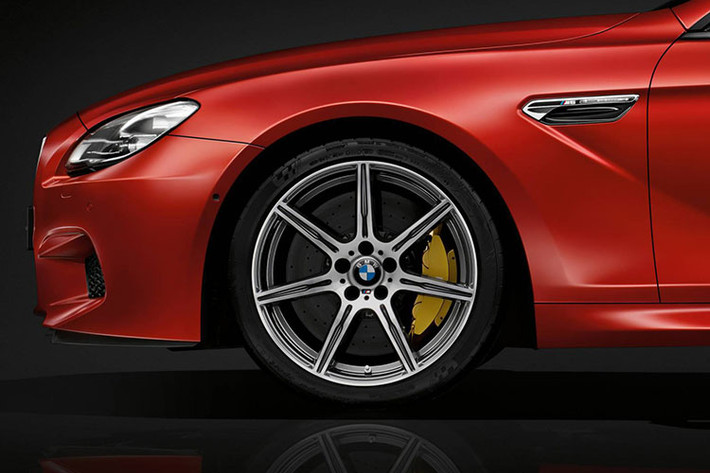 BMW M6 Competition Package 2016 được trang bị bộ la-zăng hợp kim nhôm 20-inch bảy cánh kép và bộ ống xả mạ chrome đen.
