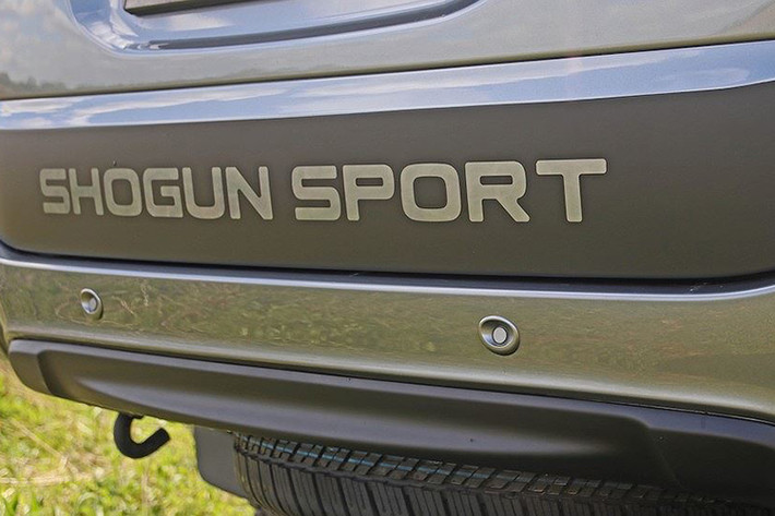 Trên phiên bản Shogun Sport SVP concept mới này, hiệu năng địa hình của chiếc xe còn trở nên ấn tượng hơn nữa khi Mitsubishi đã phối hợp cùng hãng giảm xóc Koni và xưởng độ Walkinshaw Performance để nâng cấp hệ thống treo cho xe.
