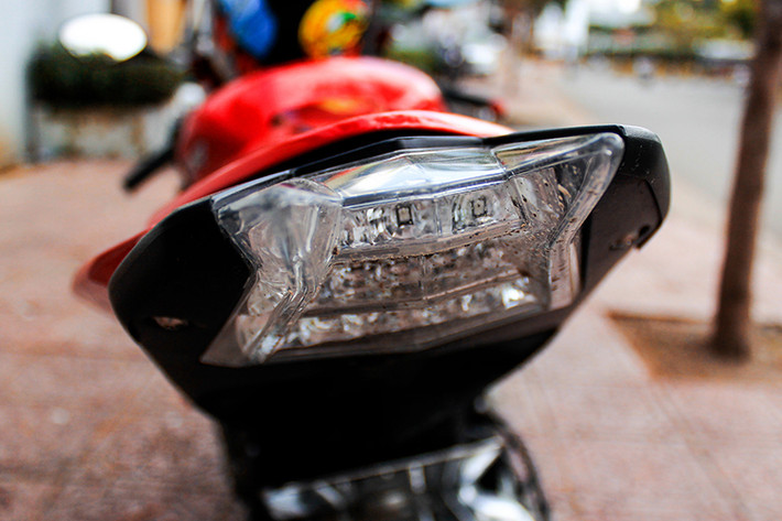 Trên chiếc siêu môtô BMW S1000RR 2015 này, cụm đèn hậu LED không có nhiều thay đổi so với phiên bản cũ. Tuy nhiên, các đèn xi nhan ở phía sau đã được nâng cấp lên loại LED nhỏ gọn, bền hơn và đem tới khả năng chiếu sáng tốt hơn.