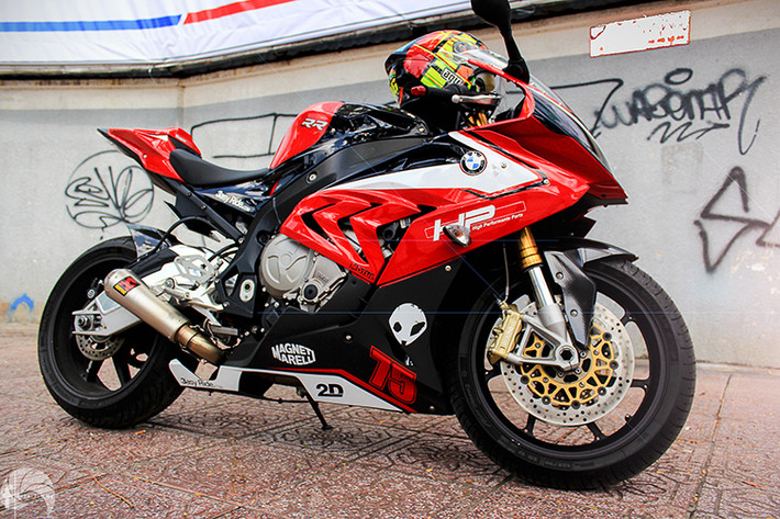 Tại thị trường Việt Nam, siêu môtô BMW S1000RR phiên bản 2015 được nhập khẩu chính thức và được bán với 3 màu cùng mức giá khởi điểm 758 triệu đồng. Nó được đánh giá là đối thủ đáng gờm của Yamaha R1, Honda CBR1000RR, Kawasaki ZX-10R...