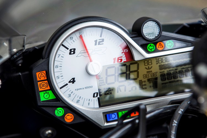 Là một chiếc superbike cực mạnh mẽ, BMW S1000RR đã được trang bị nhiều hệ thống điện tử hỗ trợ như Race ABS, hệ thống ổn định điện tử,... Bảng đồng hồ của xe bao gồm đồng hồ đo vòng tua máy dạng cơ và màn hình LCD. Xe sở hữu 3 chế độ lái tiêu chuẩn: Rain, Sport và Race.