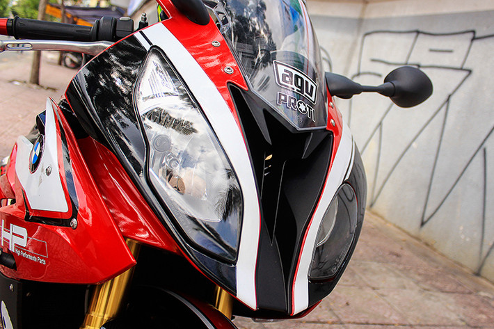 BMW S1000RR 2015 phần đầu cá tính cùng với cặp đèn pha bất đối xứng đặc trưng, nhưng trên phiên bản mới này nó được bố trí ngược với phiên bản 2014, khi phần đèn "mắt xếch" được bố trí bên trái thay vì bên phải.