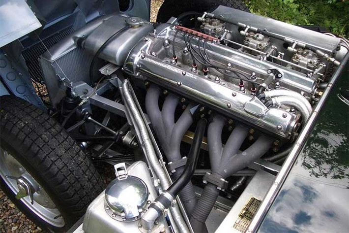 Dưới nắp ca-pô của chiếc xế cụ Jaguar D-Type 1955 này là khối động cơ 3,4 lít 6 xi-lanh với ba bộ chế hòa khí Weber 36 DC03. Động cơ sản sinh công suất 250 mã lực và mô-men xoắn cực đại 325 Nm, hộp số sàn 4 tốc độ và hệ thống phanh đĩa cho cả bốn bánh xe.