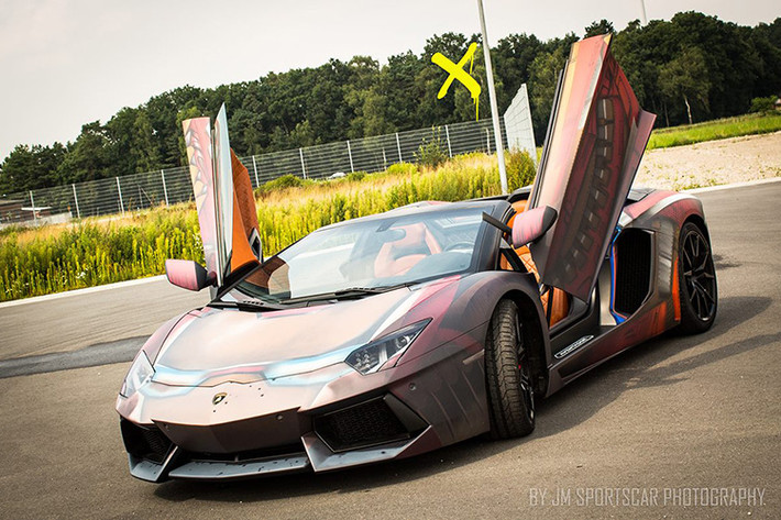 Chủ nhân của "siêu bò" Lamborghini Aventador Roadster đã tự biến siêu xe của mình thành một phiên bản đặc biệt mang phong cách Iron Man.