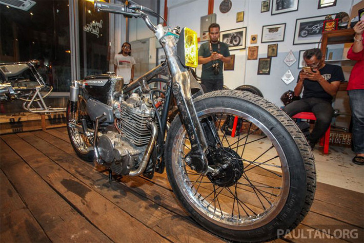 Với sự nhỏ nhắn, giá thành những chiếc xe Honda Super Cub cũ khá rẻ và có khung sườn tốt, cùng khả năng độ thành nhiều dáng khác nhau lần này, Super Cub được các tay độ người Mã Lai "nâng cấp" lên thành một chiếc Honda Cub 500 phân khối, khiến nó đầy mạnh mẽ và "dị thường".