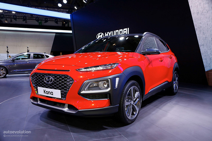 Hyundai Kona 2018 hoàn toàn mới sẽ cạnh tranh với các đối thủ như Ford EcoSport, Toyota C-HR hay Honda HR-V và hướng tới nhóm khách hàng trẻ tuổi. Mức giá dự đoán khởi điểm của Kona phiên bản 2018 mới tại thị trường Mỹ sẽ vào khoảng hơn 18.000 USD (tương đương 408 triệu đồng).