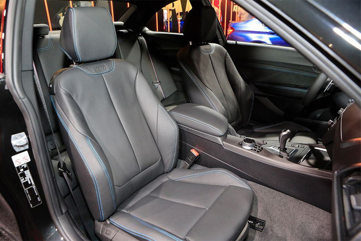 Không có thay đổi về động cơ và hiệu suất của BMW M2 Black Shadow Edition so với bản M2 thông thường, xe vẫn sử dụng động cơ 6 xy-lanh thẳng hàng (I6) dung tích 3.0L tăng áp kép cho công suất 370 mã lực.