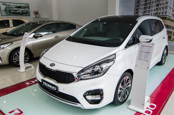 Với mức giá chênh lệch lên tới gần 150 triệu đồng (giá chính hãng 799 triệu đồng), Kia Rondo GATH 2018 vượt trội hơn một chút so với Mitsubishi Xpander AT 2018. Với những ai yêu cầu một mẫu MPV thiết kế bắt mắt, sang trọng, động cơ mạnh mẽ, cùng một loạt trang bị tiện nghi và an toàn, đây cũng là mẫu một xe MPV đáng cân nhắc.