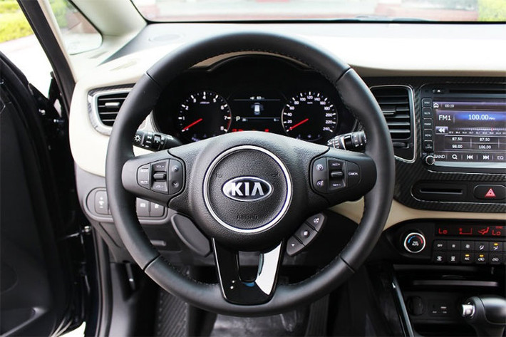Kia Rondo GATH 2018 trang bị các tiện nghi khá cao cấp. Ghế lái của Kia Rondo được trang bị chỉnh điện 10 hướng và có đệm đỡ bắp chân chỉnh điện cao cấp. Cả hai mẫu xe đều sở hữu hàng ghế thứ hai cực kỳ linh hoạt, có thể trượt lên/xuống để cân đối không gian cho hàng ghế thứ ba. Hệ thống giải trí DVD có tích hợp thêm GPS, điều hòa tự động 2 vùng độc lập, cửa sổ trời toàn cảnh panoramic…
