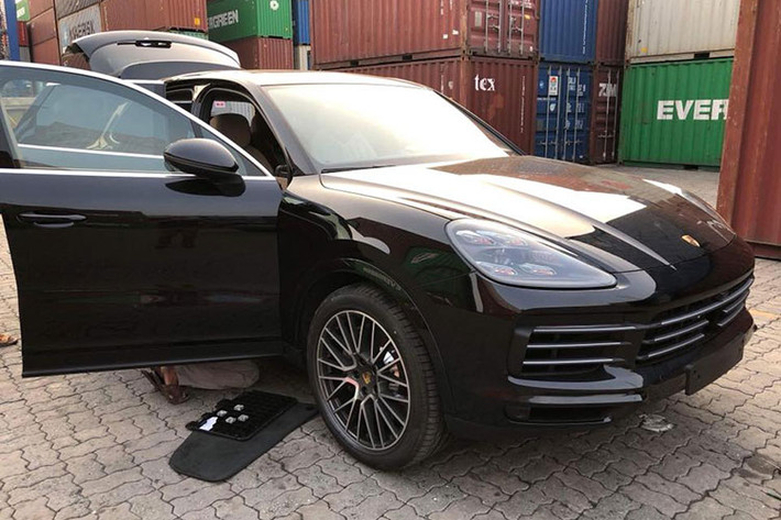 Xe được trang bị nhiều option đáng giá như; gói trang bị thể thao Sport Chrono Package với đồng hồ đếm giờ dạng analog và chế độ Sport+. Hệ thống treo khí nén thích ứng thay đổi độ cao thông minh Adaptive Air Suspension. Để hỗ trợ người lái, chiếc Cayenne S trang bị gói trang bị trợ lực lái Power Steering Plus, hỗ trợ chuyển làn, nhận diện biển báo, cảm biến xung quanh, camera toàn cảnh 360, Gương chống chói...